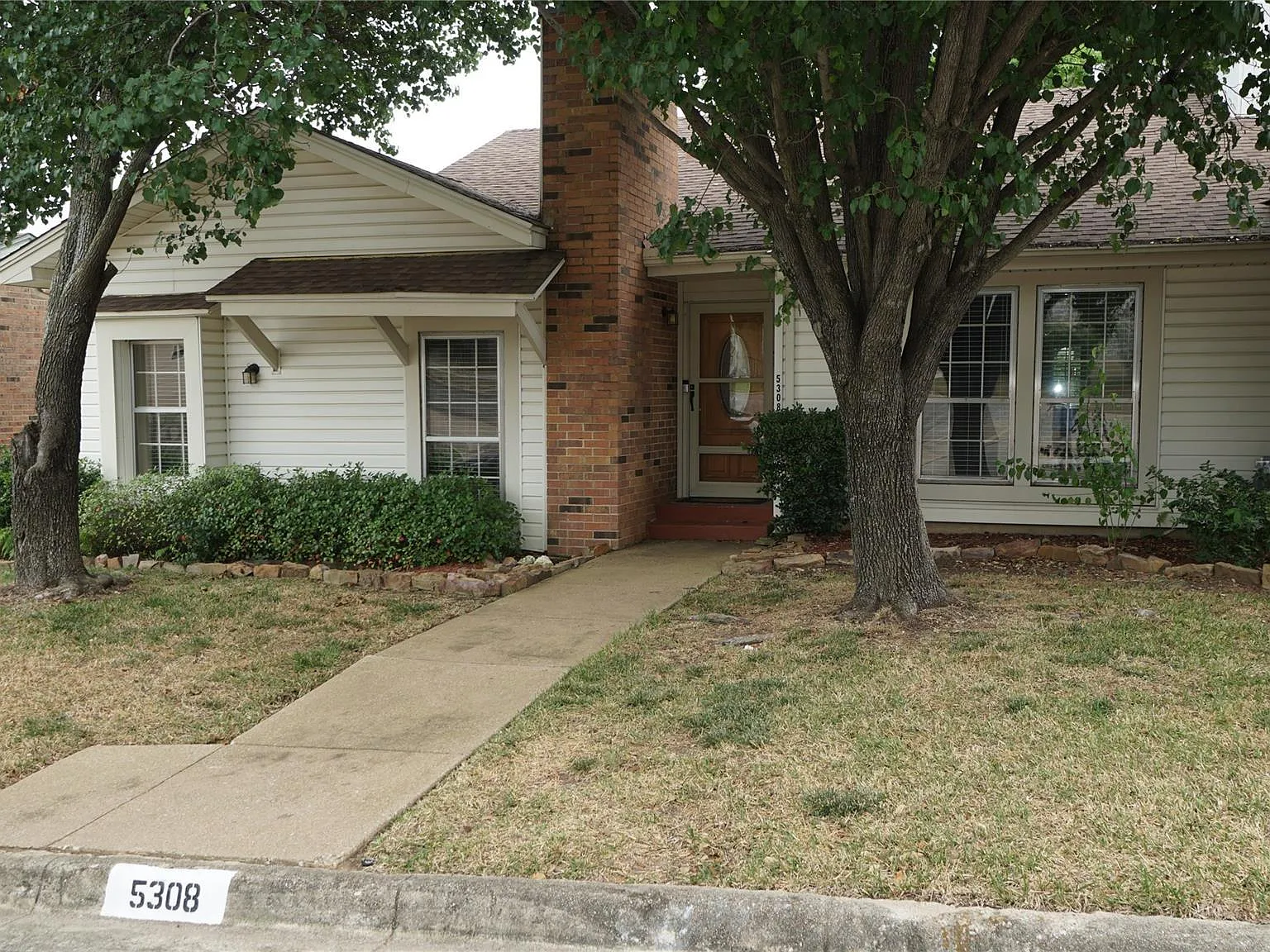 2 bed, 1350 sqft, $1,699 — Photo 1