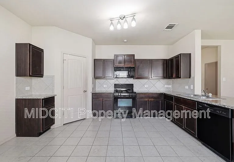 205 Tallow Trl — Photo 7