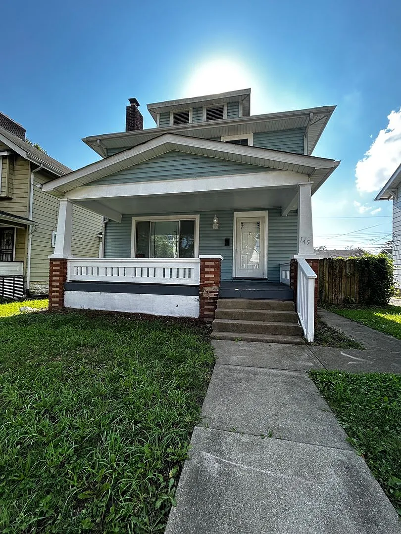 Spacious Three Bedroom 2-Story Single House with Basement — Photo 1