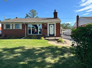 21318 Parkway St, Saint Clair Shores, MI 48082