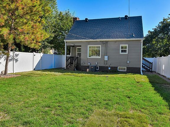 3rd image of 755 Cottage Ave E