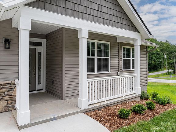 4th image of 10 Chestnut Ln