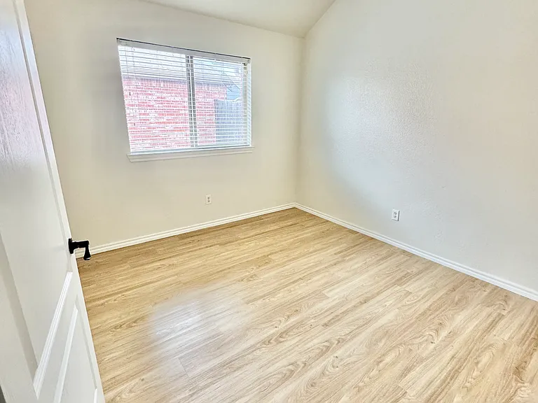 2101 Woodhaven Dr — Photo 9
