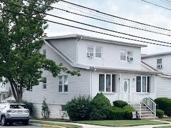 821 Roosevelt Ave, Secaucus, NJ 07094