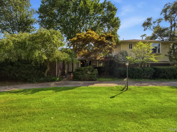 2726 Bay Dr, West Bloomfield, MI 48324