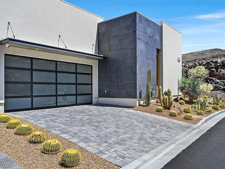 692 Scenic Cliff Dr — Photo 3