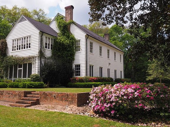 3rd image of 1020 Hill Dr