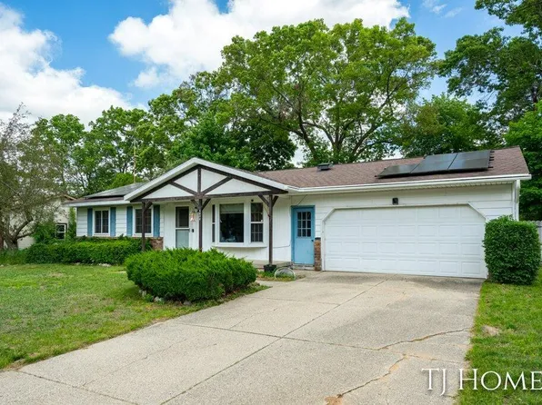 4536 Trail View Dr NE, Grand Rapids, MI 49525