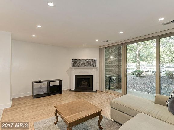 5th image of 1605 S Hayes St APT A