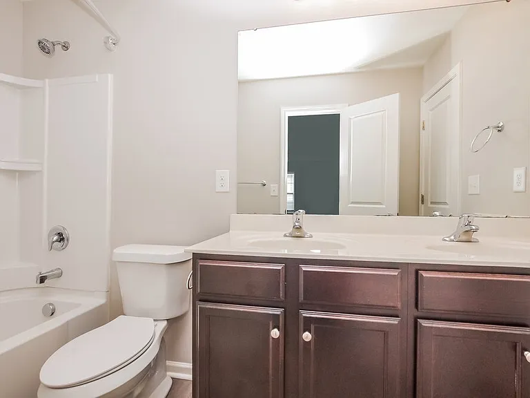1954 Eastway Dr — Photo 15