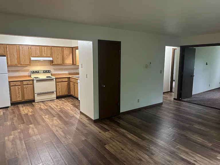 Immaculate Updated 2 Bedroom 1 bath — Photo 5