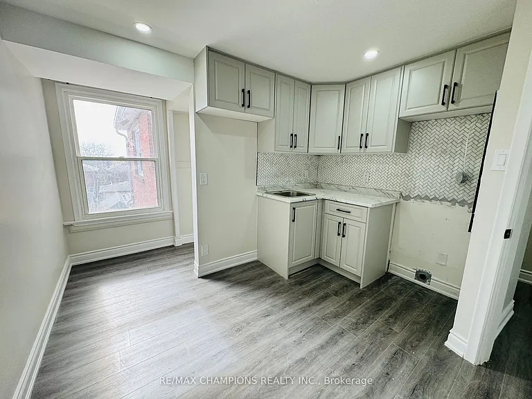 196 Caledonia Rd #2 — Photo 2