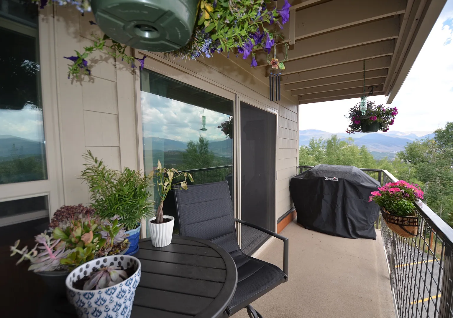 Updated Unit! Great Views! Year lease! — Photo 4