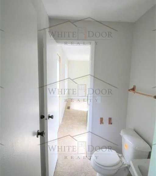 300 Vicksburg Ln — Photo 6