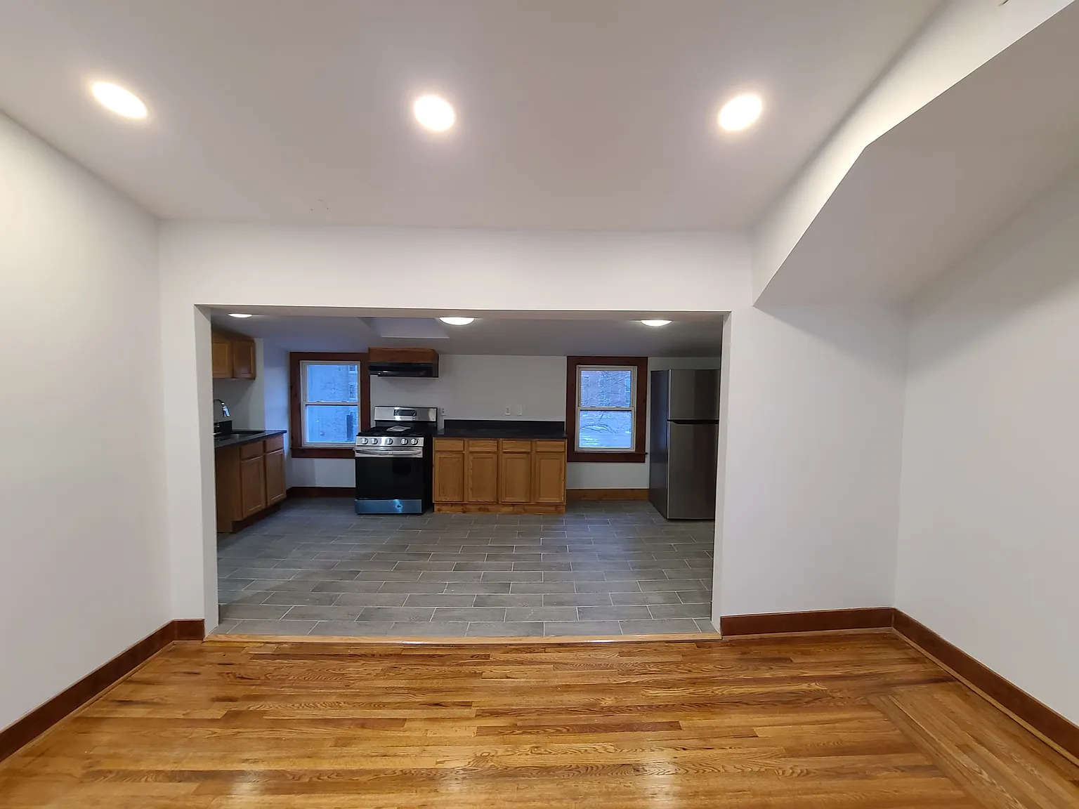 2 bed, 850 sqft, $1,900 — Photo 2