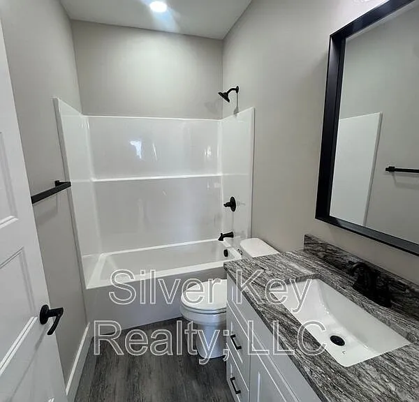 920 Stratford Ave — Photo 6