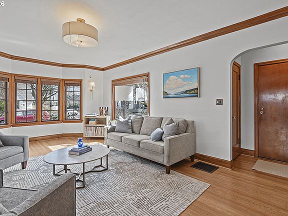 5th image of 3217 NE Brazee St