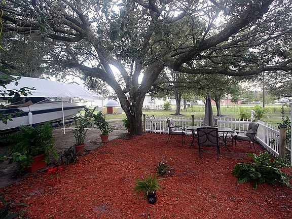 large oak picnic area