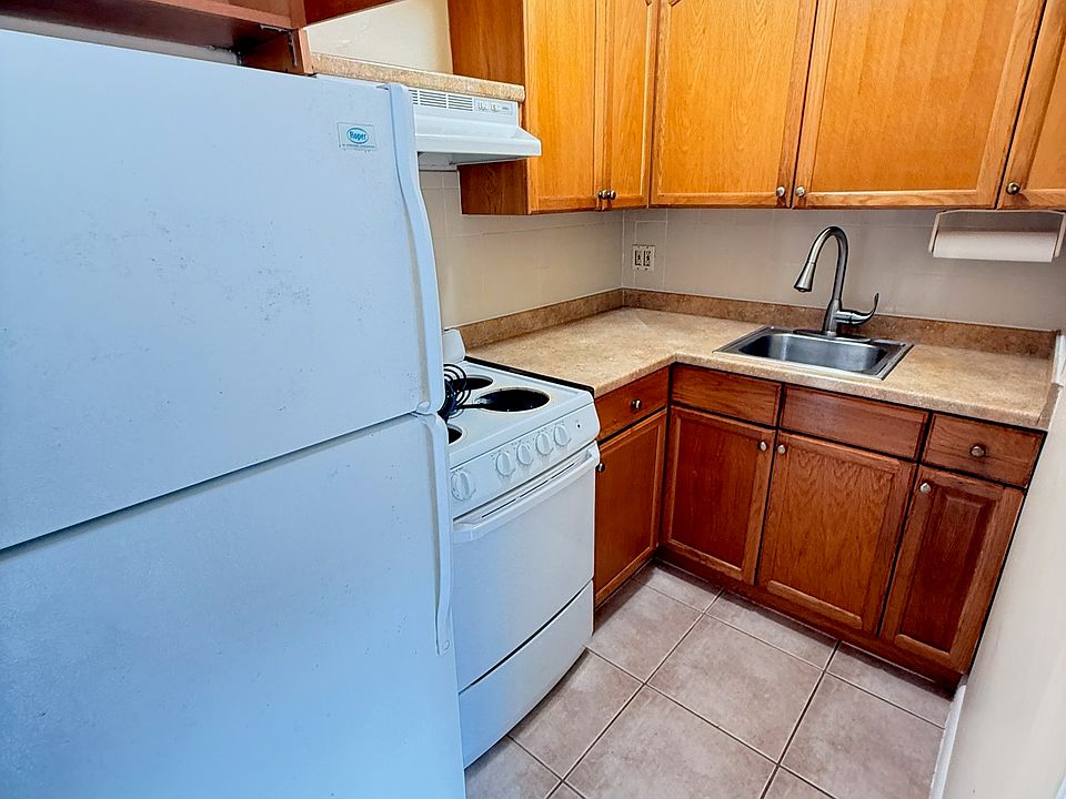 2nd image of 1828 Liberty St #32