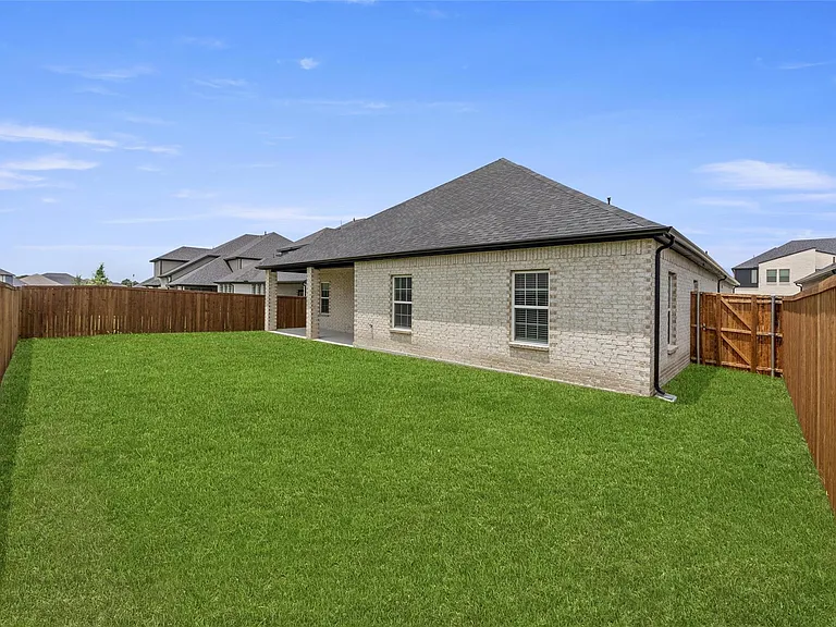 304 Community Dr — Photo 27