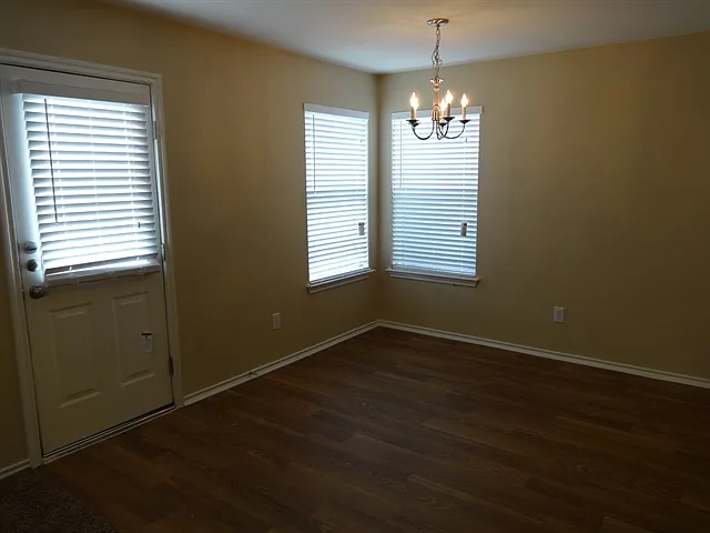 3 bed, 2.0 bath, 1379 sqft, $1,820 — Photo 3