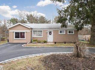 1617 N Thompson Dr, Bay Shore, NY 11706