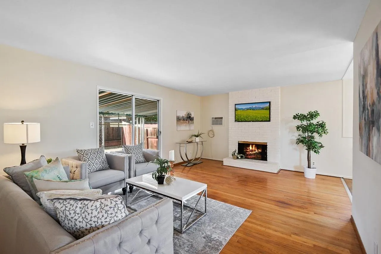 3 bed, 1140 sqft, $4,250 — Photo 2