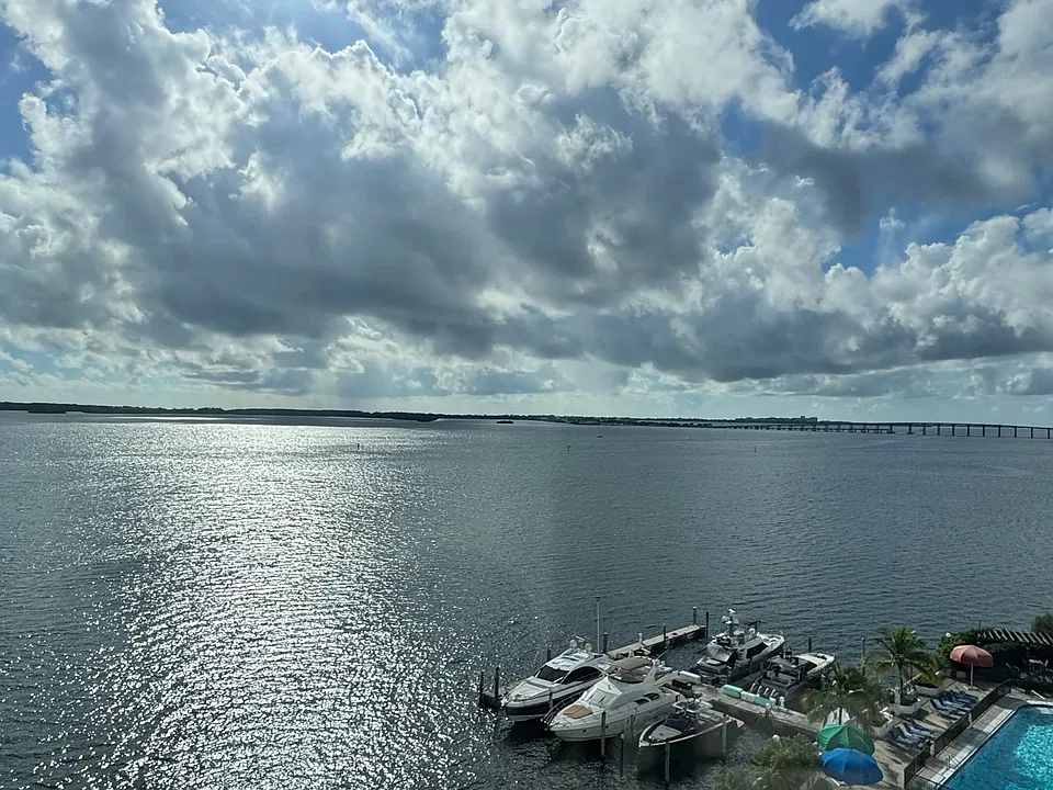 905 Brickell Bay Dr #930