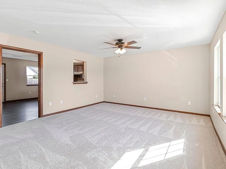 1011 Higgins St — Photo 3