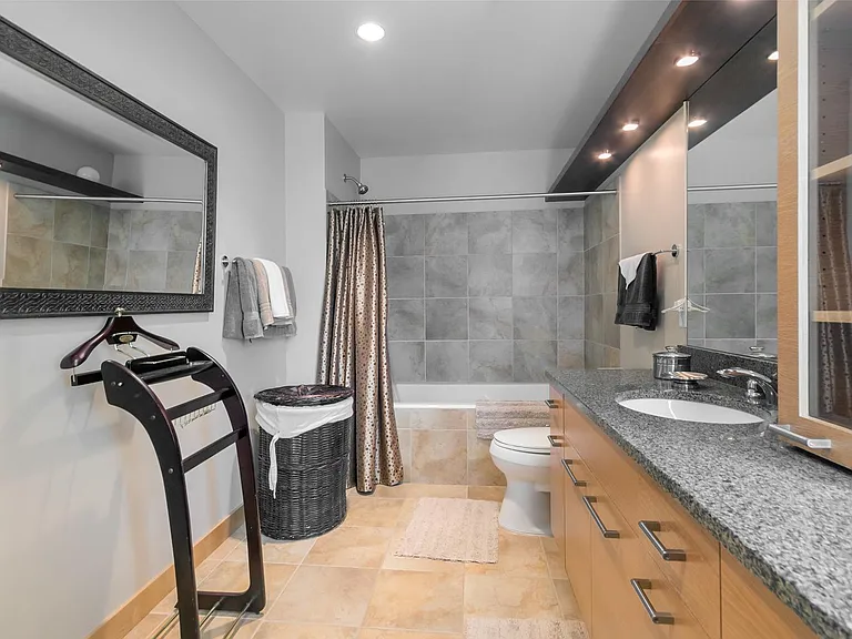 309 W Washington Ave #401 — Photo 32