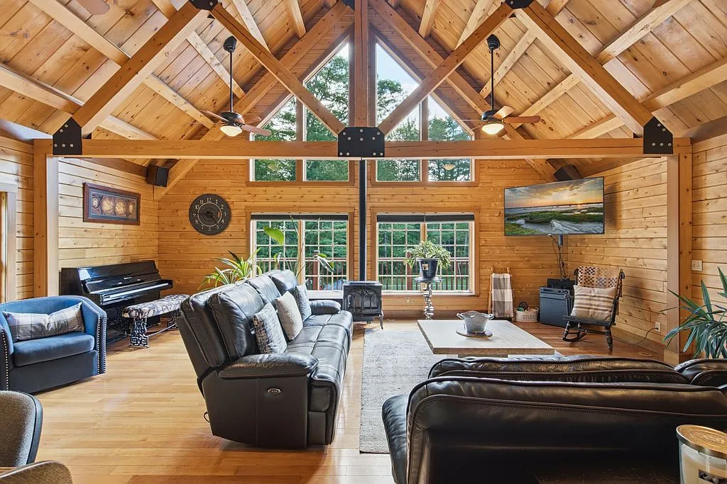 4 bed, 2.5 bath, $4,300 — Photo 2