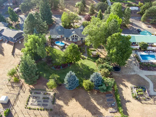 470 Mary Ann Dr, Jacksonville, OR 97530