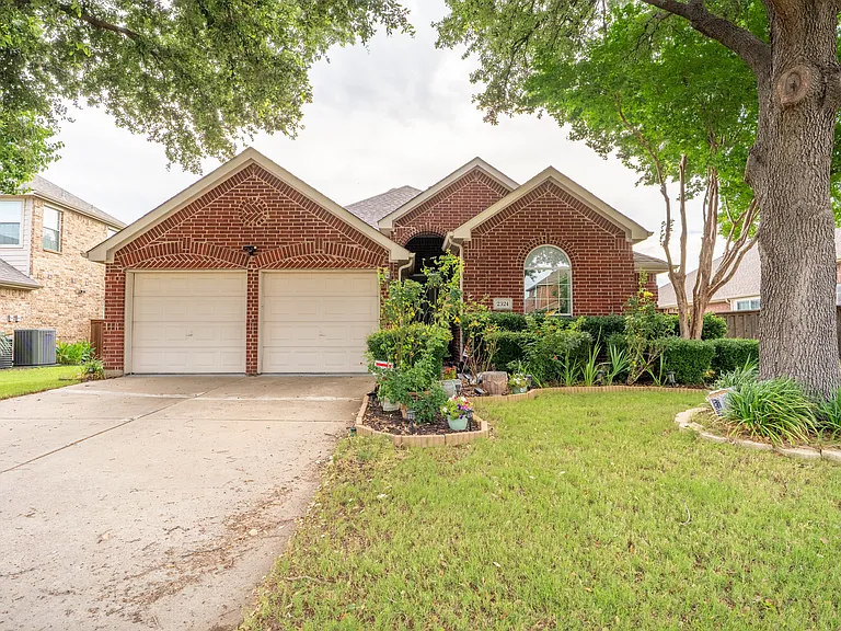 2324 Crestridge Dr — Photo 2