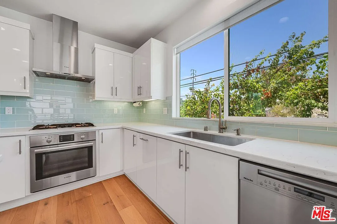 3 bed, 3.0 bath, 2150 sqft, $5,800 — Photo 4