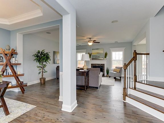 Foyer: Photo similar to home being built