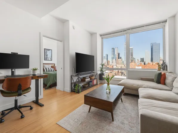 450 West 17th Street image 1 of 8