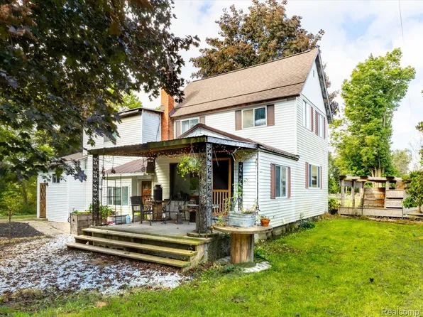 9573 Beard Rd, Avoca, MI 48006