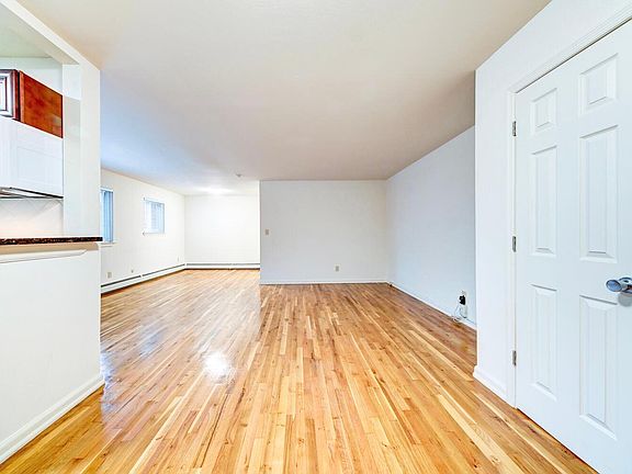4th image of 70 Soundview Dr #10D
