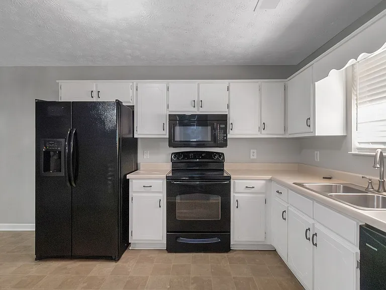 585 Mountainview Dr — Photo 10