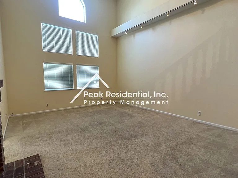 402 Harlow Ct — Photo 5