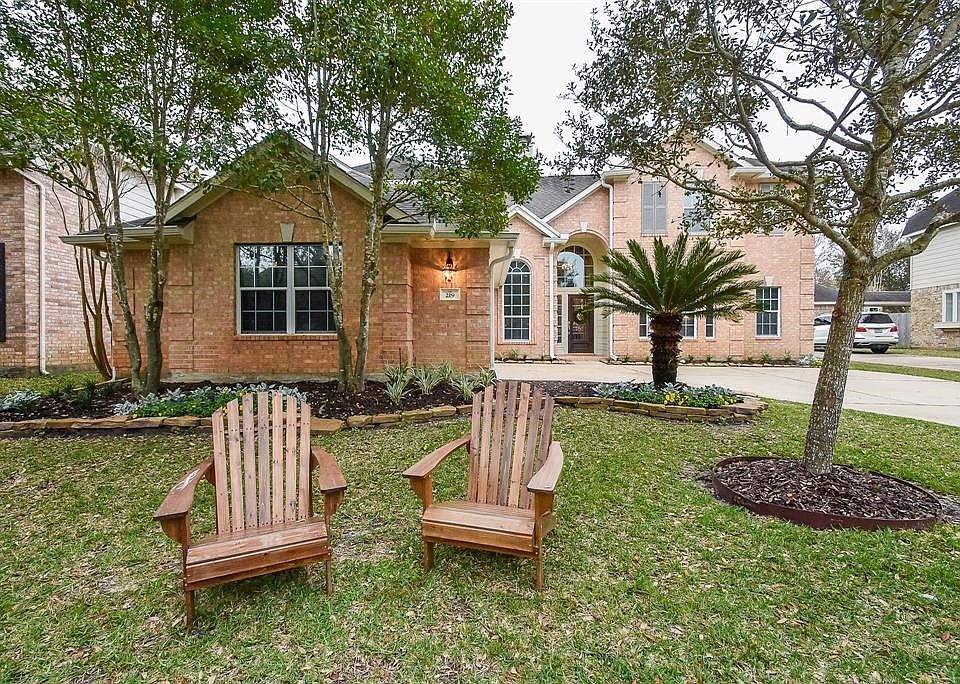 Beautiful Green Trails Home in Culdesac. Pretty curb appeal, double car attached garage. Walk to the area pool and tennis courts. At the end of the culdesac is a pretty pond with walking trails around it. Mature trees and pretty landscaping. Easy access to I-10 and the George Bush Park trails.  High and dry during Harvey.