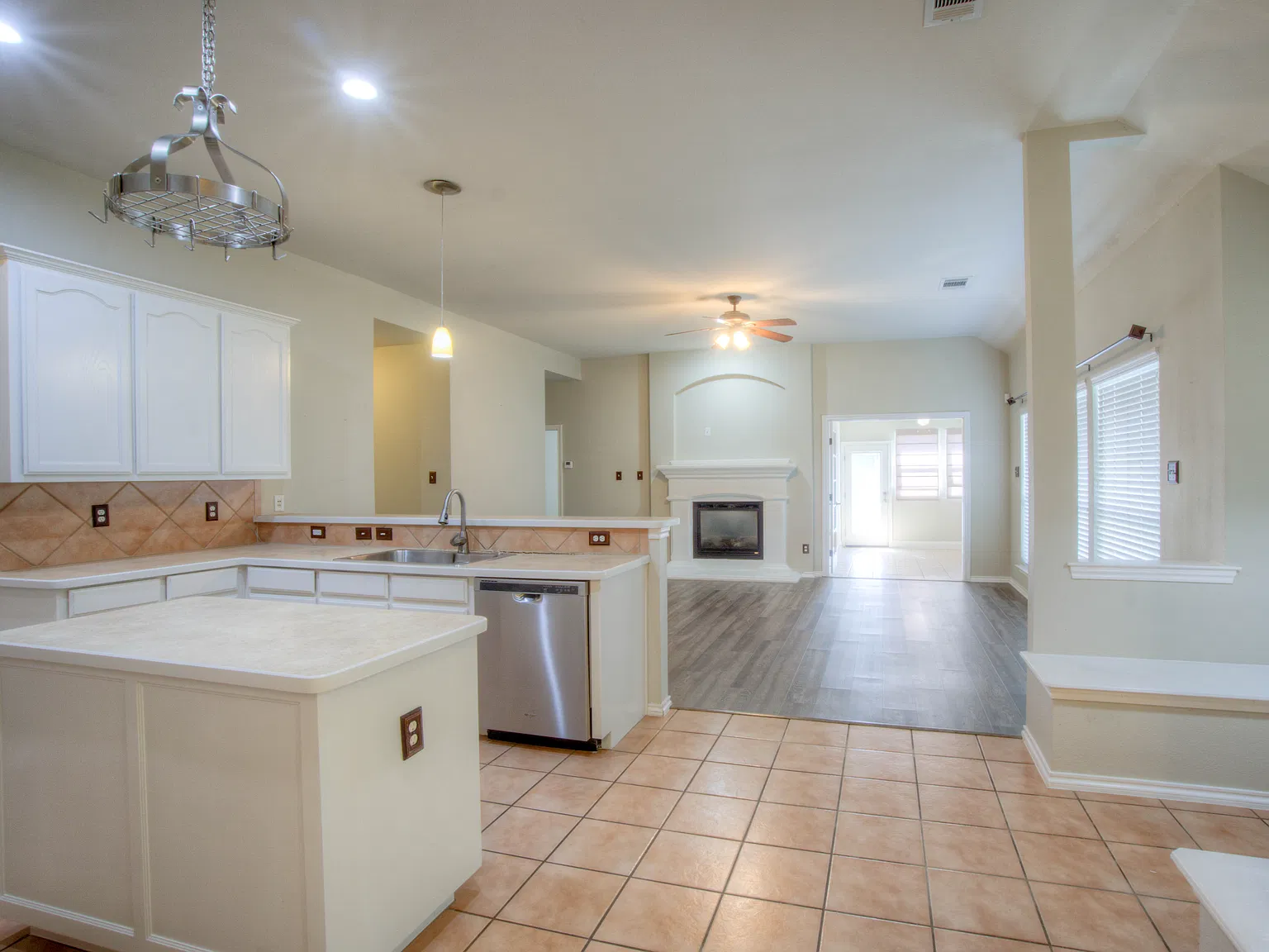 3 bed, 1943 sqft, $2,400 — Photo 4