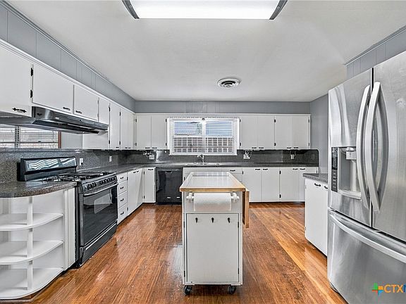 3rd image of 512 N Avenue F