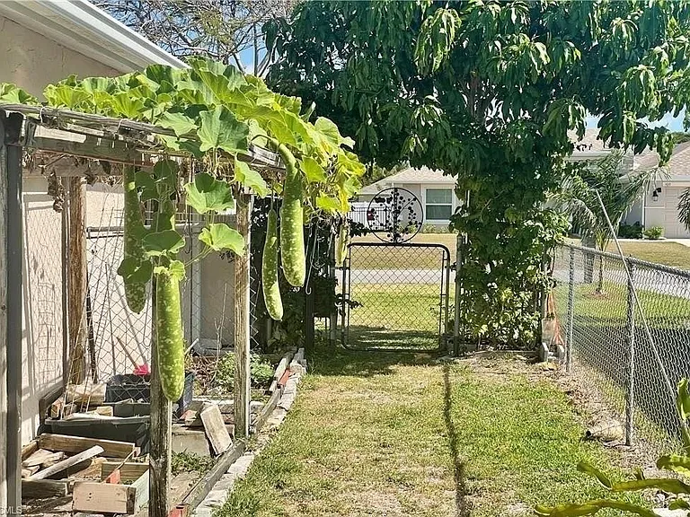 922 SE 26th Ter — Photo 12