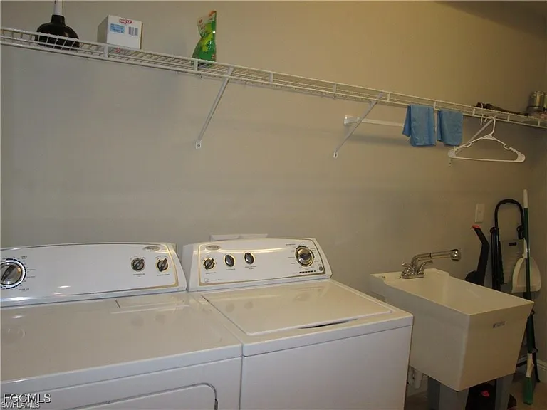 10702 Cetrella Dr — Photo 16