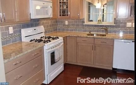 Kitchen with Granite
						:
						42 inch cabinets, soft close drawers
Custom back splash undercounted lightening