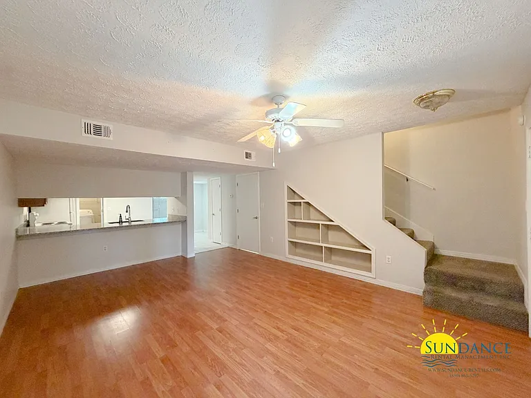 2400 Suwanee Ln — Photo 3