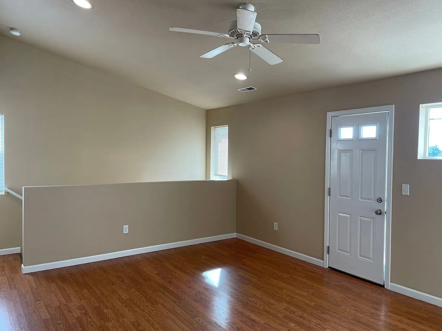 Charming 2 Bedroom 2 Bath Townhome — Photo 4