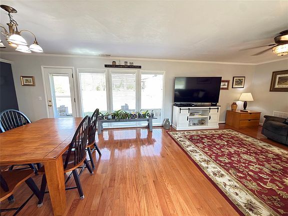 4th image of 1028 Willow Pond Rd