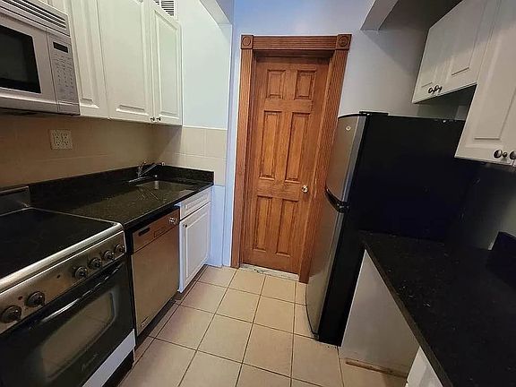 4th image of 421 W 56th St #5U